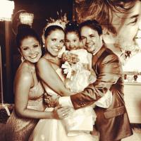 Grávida, Samara Felippo posta foto com a filha Alícia no casamento de seu irmão