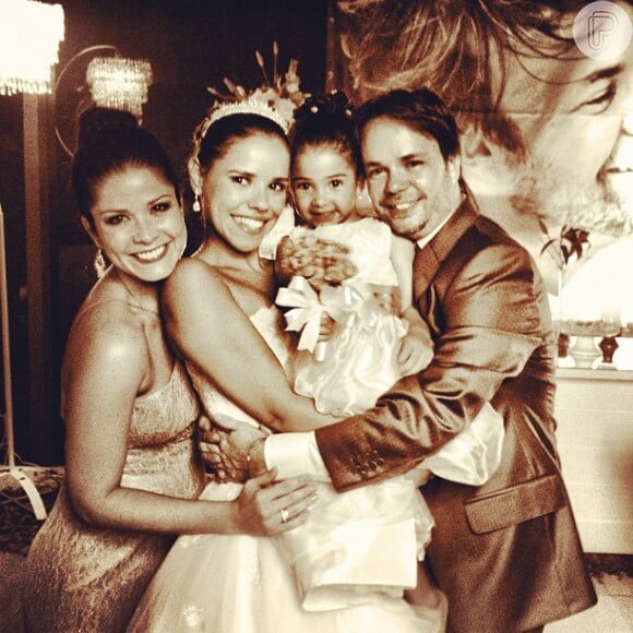 Samara Felippo publicou fotos durante o casamento do irmão, Gladstone Felippo, neste domingo, 16 de dezembro de 2012