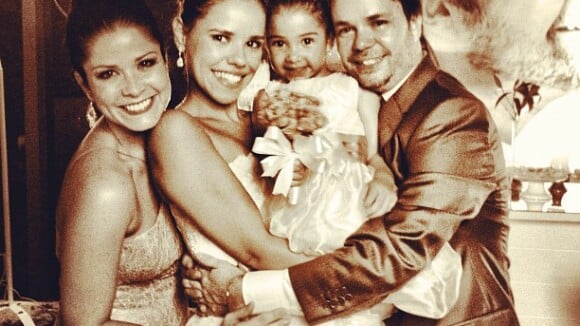 Grávida, Samara Felippo posta foto com a filha Alícia no casamento de seu irmão