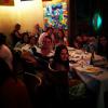 Isis Valverde publica foto com o namorado, Tom Rezende, o amigo Diego Hypolito, e uma turma em um restaurante