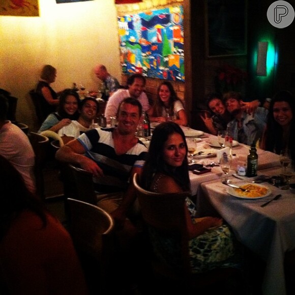 Isis Valverde publica foto com o namorado, Tom Rezende, o amigo Diego Hypolito, e uma turma em um restaurante