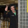 Gusttavo Lima posa para foto no Aeroporto Internacional de Guarulhos, antes de embarcar para os Estados Unidos