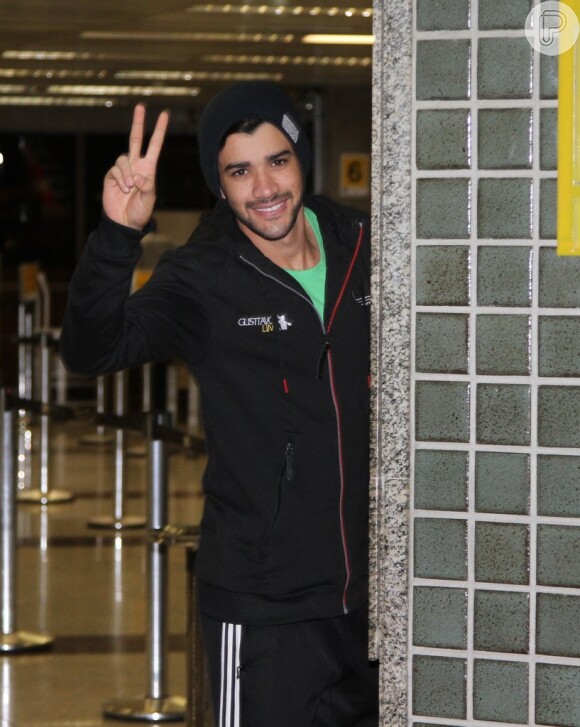 Gusttavo Lima posa para foto no Aeroporto Internacional de Guarulhos, antes de embarcar para os Estados Unidos