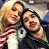 Gusttavo Lima posta foto ao lado de sua noita Andressa Suita dentro de avião, embarcando para os Estados Unidos para realizar show no Brazilian Day