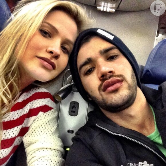 Gusttavo Lima posta foto ao lado de sua noita Andressa Suita dentro de avião, embarcando para os Estados Unidos para realizar show no Brazilian Day