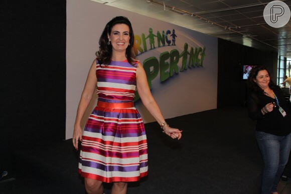 Fátima Bernardes usa vestido da grife Carolina Herrera que custa mais de R$ 3 mil