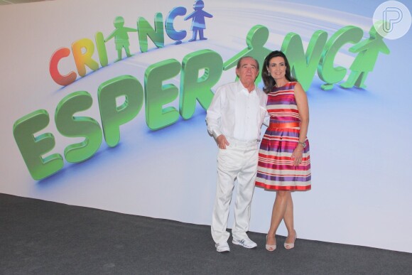Fátima Bernardes usou o vestido da grife Carolina Herrera para apresentar o programa 'Encontro com Fátima Bernardes' especial 'Criança Esperança'