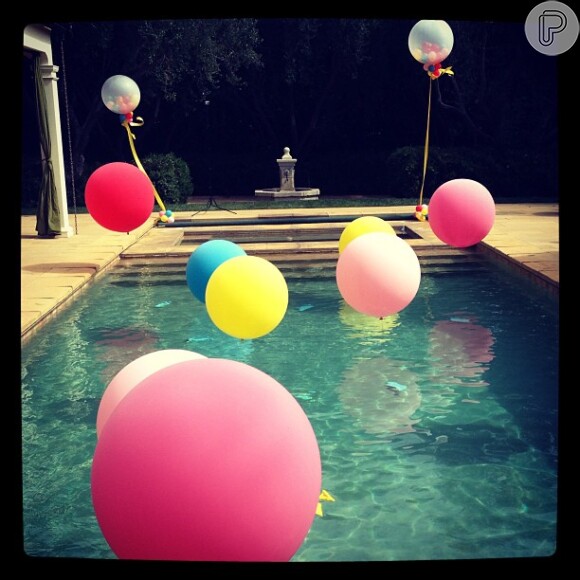 Alessandra Ambrósio decora a piscina com bolas no aniversário de 5 anos da filha, Anja