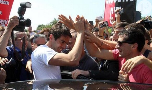 Kaká foi muito assediado pelo público na chegada ao Milan
