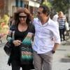 Guilhermina Guinle é fotograda caminhando com o marido, Leonardo Antonelli
