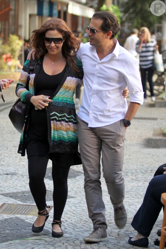 Guilhermina Guinle é fotograda caminhando com o marido, Leonardo Antonelli