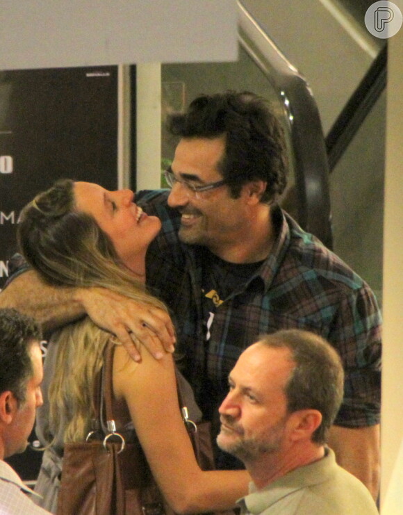 Luciano Szafir e a namorada, Luhanna Melloni, trocam beijo e abraços durante jantar em shopping da Zona Sul do Rio, nesta segunda-feiras, 02 de setembro de 2013
