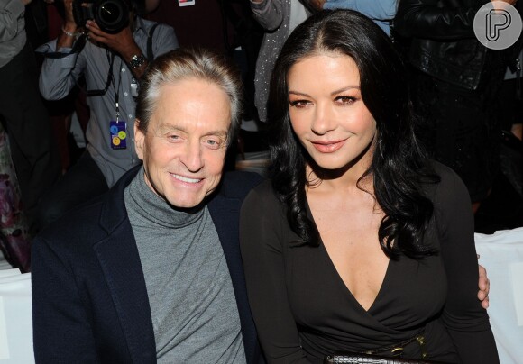 Michael Douglas rebateu boatos sobre separação com Catherine Zeta-Jones e afirmou que estão apenas separados temporariamente, mas que ama a mulher e está tudo bem