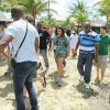 A chegada da cantora Ivete Sangalo reuniu alguns fãs na praia do Forte, em Salvador