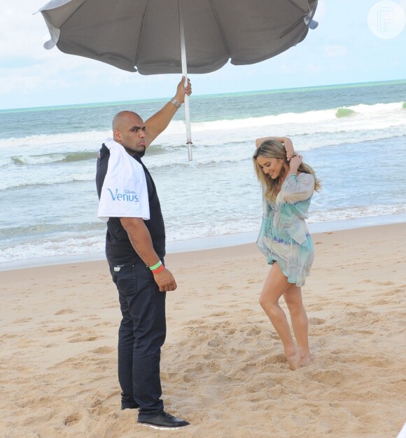 Claudia Leitte faz charme em gravação de campanha na praia do Forte em Salvador, na Bahia, em 5 de setembro de 2013