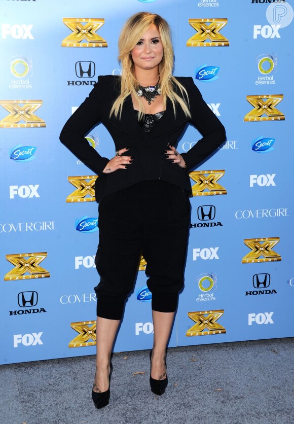 Demi Lovato escolhe look todo preto para ir à première de 'The X Factor'