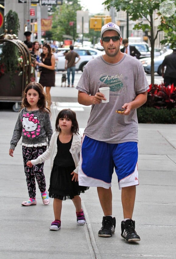 Adam Sandler é pai de duas meninas de seu casamento com Jackie, Sadie e Sunny