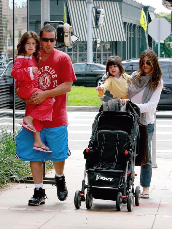Adam Sandler costuma ser flagrado bastante à vontade em passeios com a família