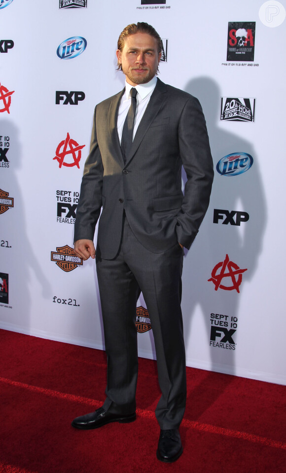 Charlie Hunnam, que viverá o Dr. Christian Grey em 'Cinquenta Tons de Cinza', declarou que sua namorada, Morgana McNelis, foi importante para que ele aceitasse o papel no longa