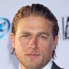 Charlie Hunnam, que viverá o Dr. Christian Grey em 'Cinquenta Tons de Cinza', revelou que acha Dakota Johnson, sua parceira no filme, atraente