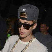 Justin Bieber aparece de bigode na abertura da Semana de Moda de Nova York