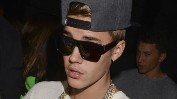 Justin Bieber aparece de bigode na abertura da Semana de Moda de Nova York