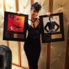 Alicia Keys mostra orgulhosa os discos que comemoram mais de um milhão de vendas do álbum 'Girl on fire' e quase 2 milhões do single que leva o mesmo nome do CD