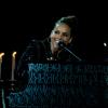 Alicia Keys toca piano e instrumentos de percussão durante a 'Set the World on Fire Tour'
