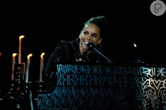 Alicia Keys toca piano e instrumentos de percussão durante a 'Set the World on Fire Tour'