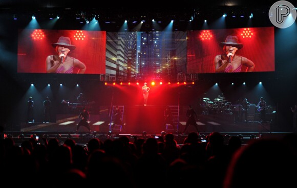 Alicia Keys abusa das luzes e dos telões de LED no cenário da 'Set the World on Fire Tour'. Ela é acompanhada de quatro dançarinos, cinco músicos e três backing Vocals