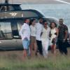Alicia Keys, acompanhada do marido e de amigos, posaram na frente do helicóptero que os levou para um passeio panôramico pelo Rio de Janeiro