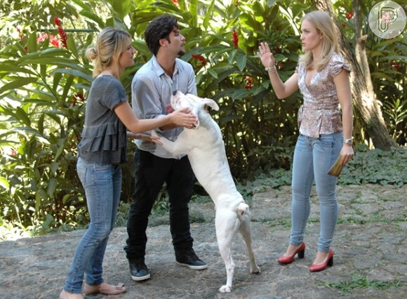 Bruno Gagliasso e Giovanna Ewbank apresentaram a casa deles para Angélica, durante uma participação no programa 'Estrelas', em 2010