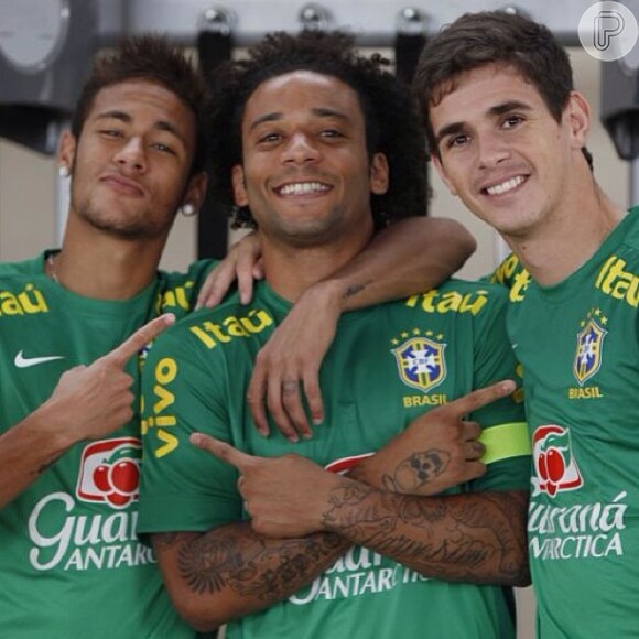 Neymar brinca com Marcelo e Oscar durante treino da seleção