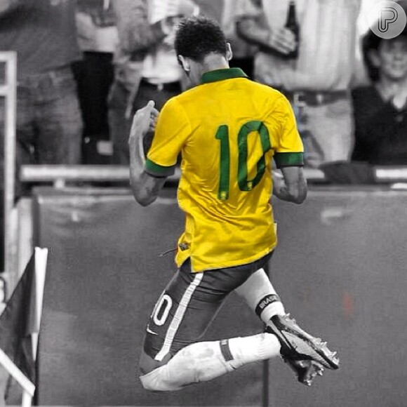 Neymar comemora o golaço marcado no amistoso contra Portugal em 10 de setembro de 2013