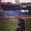 Michel Teló e Thaís Fersoza posaram para foto no estádio de Boston, EUA, um dia antes do jogo do Brasil