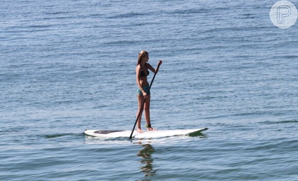 Yasmin gosta de praticar stand up paddle