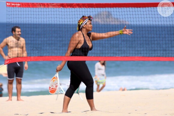 Gaby Amarantos postou foto em sua rede social em que aparece jogando tênis de praia