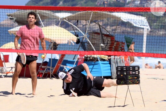 César Menotti se esforça jogando tênis de praia
