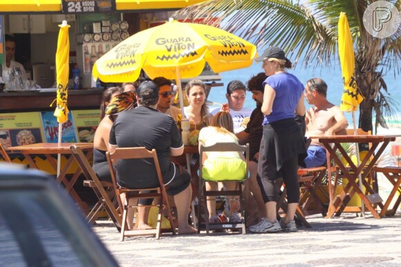 Gaby Amarantos e César Menotti sentam em um quiosque de Ipanema, no Rio, após jogarem tênis de praia