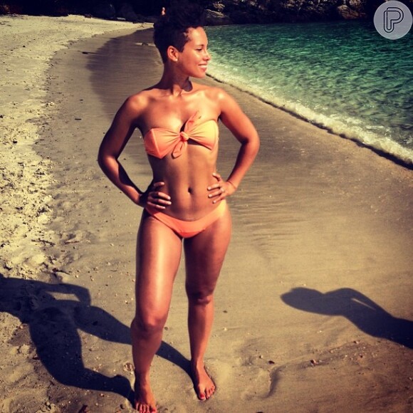Alicia Keys posa de biquíni e marido da cantora publica a foto no Instagram