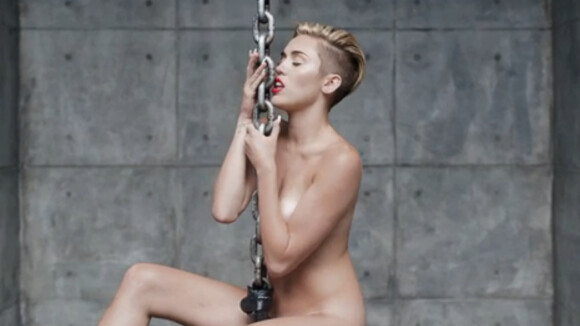 Pai de Miley Cyrus não reprova nudez de filha em clipe: 'Talento puro'