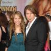 Miley Cyrus com o pai Billy Ray Cyrus na época do seriado Hannah Montana