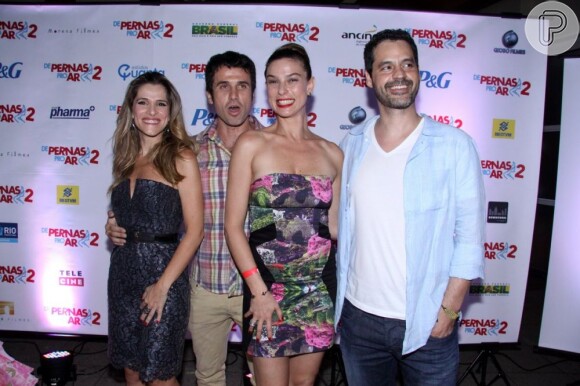 Eriberto Leão posa com os colegas de elenco do filme 'De pernas pro ar 2', em dezembro de 2012