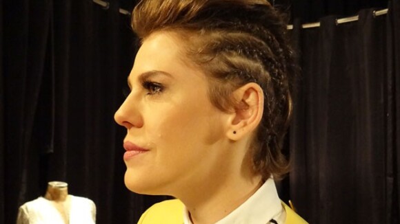 Bárbara Paz exibe penteado com mistura de estilos: 'Homenagem ao Rock in Rio!'