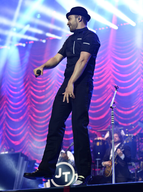 Justin Timberlake canta em um cenário vintage na 'The 20/20 Experience World Tour' e abusa das luzes que cortam o palco