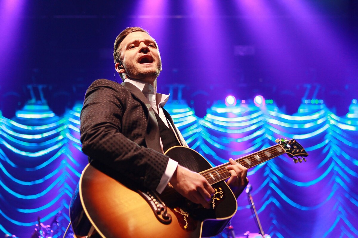 Foto Justin Timberlake canta, dança e toca instrumentos como violão