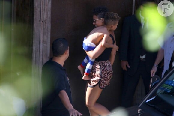 Alicia Keys chegou ao hotel em que está hospedada com o filho nos braços