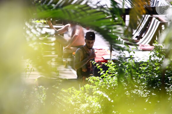 Swizz Beatz, marido de Alicia Keys, curtiu a piscina do hotel em que está hospedado no Rio
