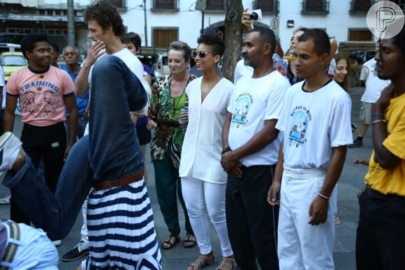 Alicia Keys levou o filho, Egypt, para assistir uma apreentação de capoeira neste sábado, em 14 de setembro de 2013