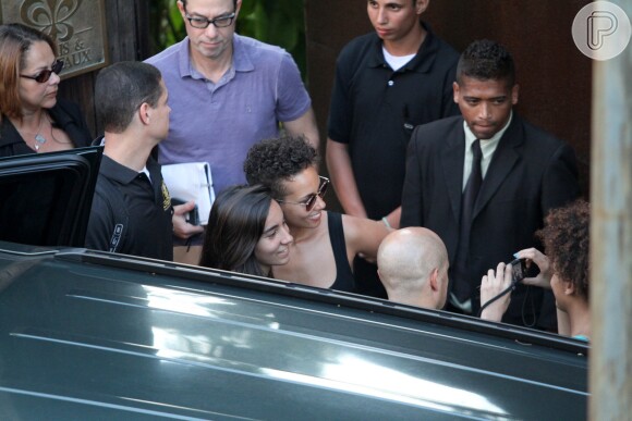 Simpática, Alicia keys posou com fãs antes de seguir para o Rock in Rio
